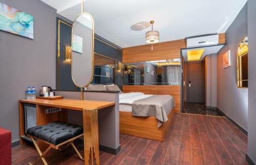 een slaapkamer met een bed met een spiegel en een bureau bij 216 Eagle Palace Suite in Istanbul