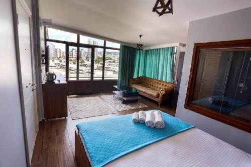 een slaapkamer met een bed met 2 slippers erop bij 216 Eagle Palace Suite in Istanbul