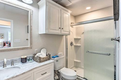 ein Bad mit einem WC, einem Waschbecken und einer Dusche in der Unterkunft Cedar Creek Escape with Gas Grill and Fire Pit! in Tool