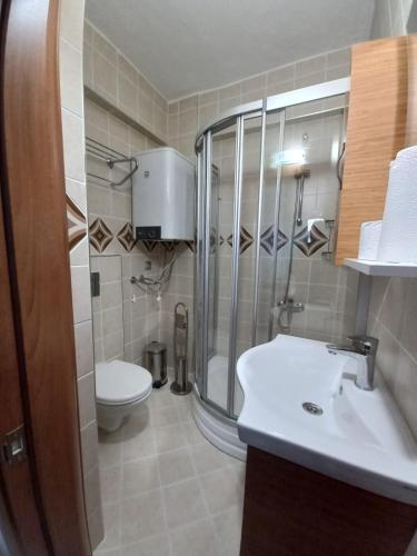 a bathroom with a shower and a sink and a toilet at Hayat Oksijen Resort in Ordu