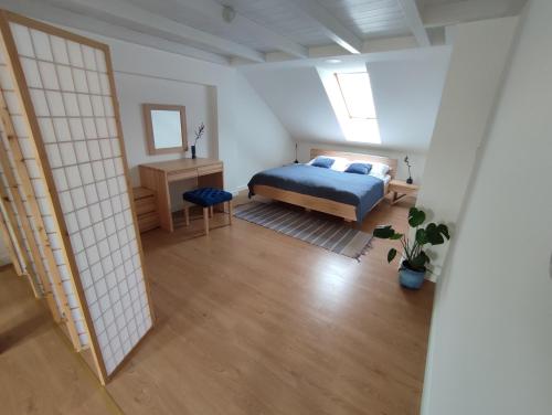 - une chambre avec un lit, un bureau et une fenêtre dans l'établissement Apartament "Nad Niwką 7", à Bielsko-Biała