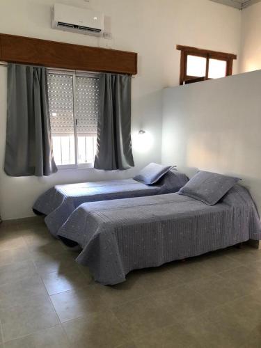 1 cama grande en un dormitorio con ventana en Calido y centrico monoambiente en Concordia