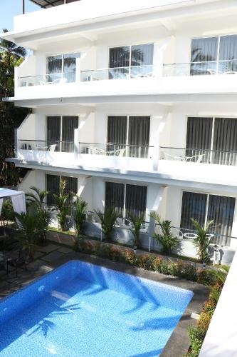an apartment building with a swimming pool in front of it at La Vera Boutique Hotel, Mandrem in Mandrem