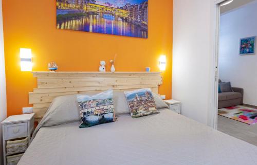 1 dormitorio con 1 cama con 2 almohadas en Harmony House Florence, en Florencia