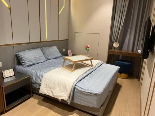 ein Schlafzimmer mit einem Bett und einem Tisch darauf in der Unterkunft Hill 10 2r1b 3pax Double Tree I-city Hotel Grade in Shah Alam