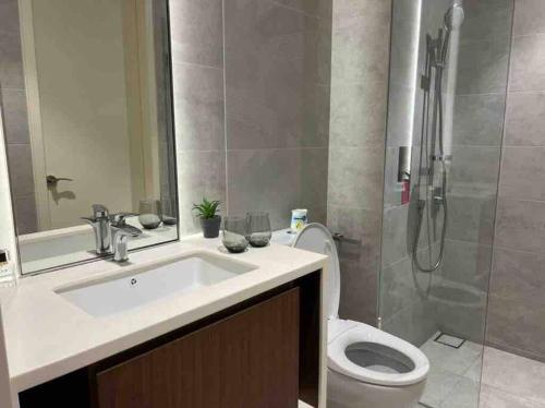 ein Bad mit einem Waschbecken, einem WC und einer Dusche in der Unterkunft Hill 10 2r1b 3pax Double Tree I-city Hotel Grade in Shah Alam