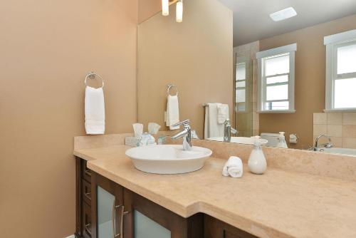 baño con lavabo y espejo grande en Nature's Gate Executive Estate, en Victoria
