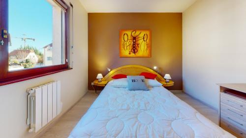 a bedroom with a bed and a window at Le Clos des Maraichers avec Parking in Colmar