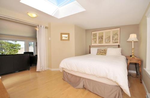 En eller flere senge i et værelse på Heron View Cottage