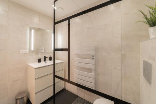 une salle de bain avec toilettes et lavabo dans l'établissement LE ROYAL SWEET - PARKING GRATUIT + WIFI, à Mulhouse