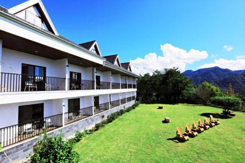 a view of the courtyard of a hotel at Junyi Landscape Villa in Renai