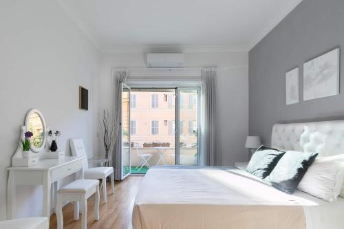 ローマにあるGoldieの白いベッドルーム(白いベッド1台、デスク付)