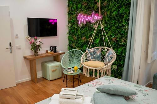 um quarto com uma parede verde com um baloiço em MareLuna Rooms em Nápoles