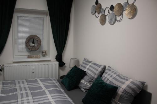 sypialnia z łóżkiem i poduszkami oraz oknem w obiekcie CHRIS Apartment w mieście Dalovice