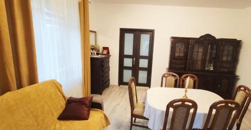 a dining room with a table and chairs and a cabinet at Agroturystyka u Pruszyńskich in Mońki