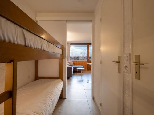 sypialnia z łóżkiem piętrowym i salonem w obiekcie Charmant 2 pièces, 4 pers, proche pistes et commerces avec garage à La Clusaz - FR-1-304-281 w mieście Clusaz