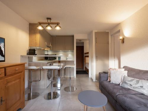 un salon avec un canapé et une cuisine dans l'établissement Charmant 2 pièces, 4 pers, proche pistes et commerces avec garage à La Clusaz - FR-1-304-281, à La Clusaz