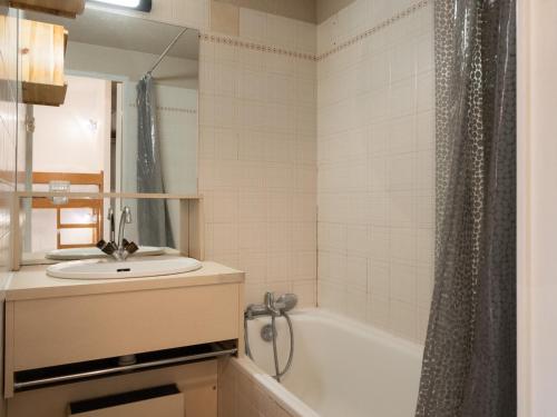 łazienka z umywalką, wanną i prysznicem w obiekcie Charmant 2 pièces, 4 pers, proche pistes et commerces avec garage à La Clusaz - FR-1-304-281 w mieście Clusaz