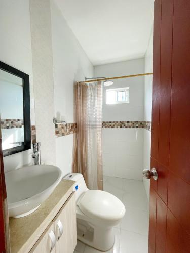 Lindo y cómodo apartamento cerca al mar tesisinde bir banyo