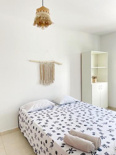 Lindo y cómodo apartamento cerca al mar tesisinde bir odada yatak veya yataklar