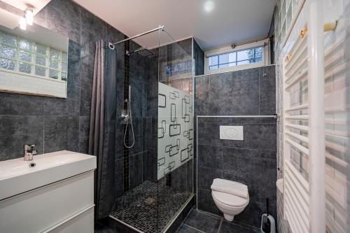 Phòng tắm tại Elegant and cosy 2/3 rooms - Heart of Paris