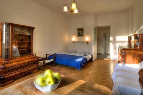 プラハにあるApartment Sedlčanská - You Will Save Money Here - equipped with antique furnitureのベッドルーム1室(ベッド1台、リンゴ入り1杯付)