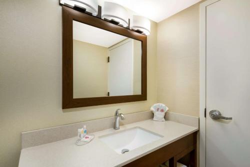 W łazience znajduje się umywalka i lustro. w obiekcie Comfort Inn Virginia Horse Center w mieście Lexington