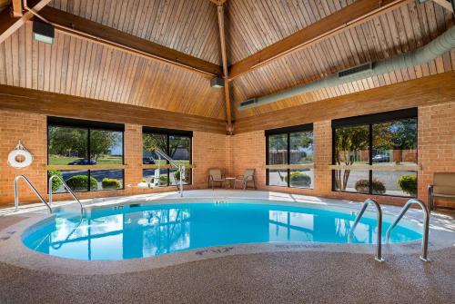 una grande piscina coperta con soffitto in legno di Comfort Inn Virginia Horse Center a Lexington