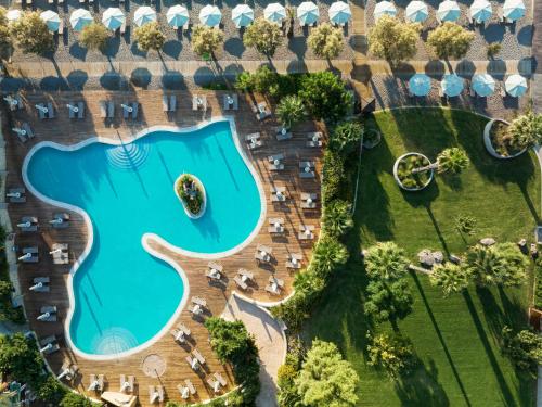 een luchtzicht op een zwembad in een resort bij Esperos Mare Resort in Faliraki