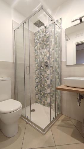 un bagno con doccia, WC e lavandino di Villa Feluchia Tra Il Mare E Il Vulcano ad Acireale