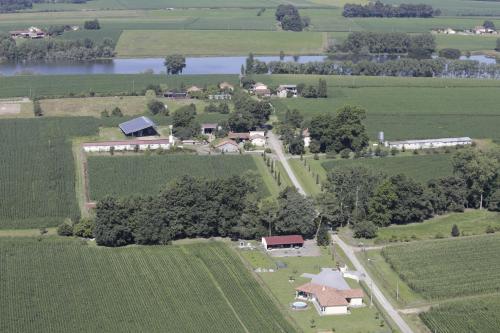 eine Luftansicht eines Betriebs mit einem Haus in der Unterkunft Les Amandiers de Jade in Saint-Agnet