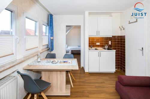 Kuchyň nebo kuchyňský kout v ubytování Haus Deichgraf 175 - Wohnung 5