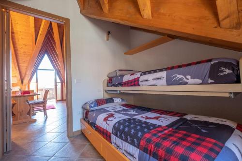 a bedroom with two bunk beds in a room at Happy Guest Apartments - Alpin Chalet Borno in Borno