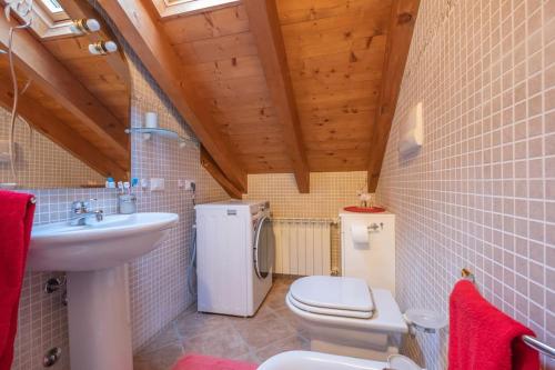 a small bathroom with a sink and a toilet at Happy Guest Apartments - Alpin Chalet Borno in Borno