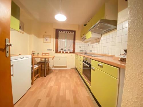 a kitchen with yellow appliances and a wooden floor at Schöne Ferienwohnung in Laurenburg in Laurenburg