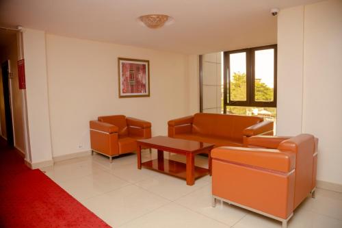 a waiting room with two chairs and a table at Hôtel Millennium Kamissa in Bamako