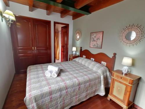 a bedroom with a bed with two towels on it at Hotel Rural Casa Dera Hont in Arrés