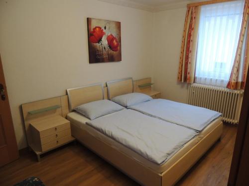 um quarto com uma cama e um quadro na parede em Villa Anna em Bad Gastein