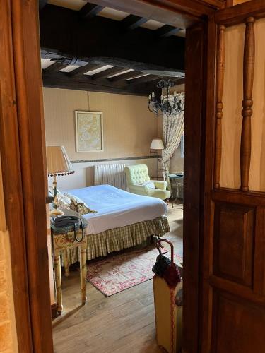 a bedroom with a bed and a table and a chair at Palacio de Cutre in La Goleta