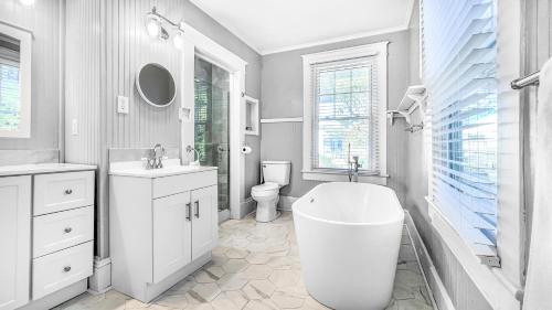 Fotografie z fotogalerie ubytování Homey Lodge - Cozy home / Walk to Revolution Mill / Near Downtown / Perfect for groups and family / Free parking v destinaci Greensboro