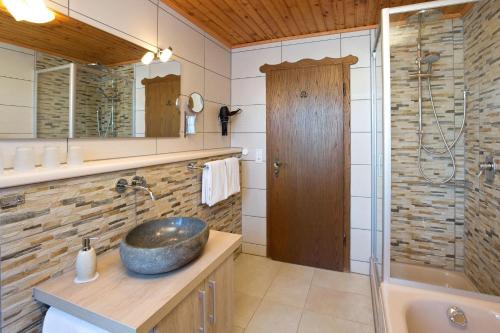 y baño con lavabo y bañera. en Salenberghof Ferienwohnung Panorama, en Rieden