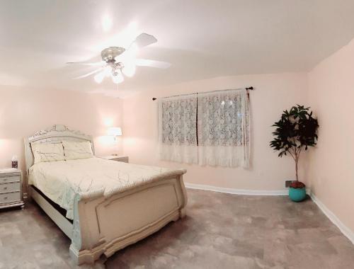 Schlafzimmer mit einem Bett und einem Deckenventilator in der Unterkunft Experience The Serenity Of Pineapple Acre Pocono in Stroudsburg