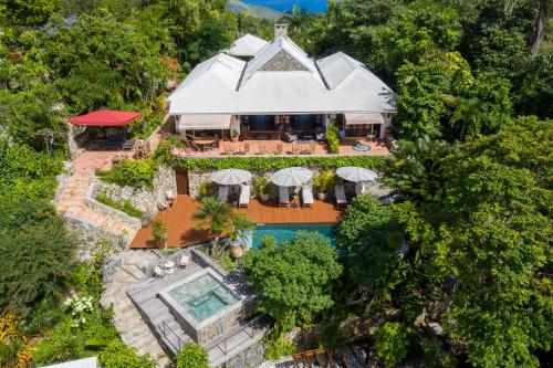 uma vista aérea de uma casa com piscina em The Paradise Peak em São Martinho