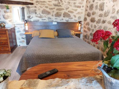 ChirolsにあるChez Marinouのベッドルーム1室(ベッド1台、テーブルのリモコン付)
