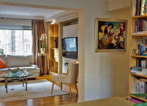 Double room in Maryleboneにあるテレビまたはエンターテインメントセンター