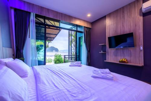 Ένα ή περισσότερα κρεβάτια σε δωμάτιο στο Mangrovebay Krabi Beachfront Pool Villa
