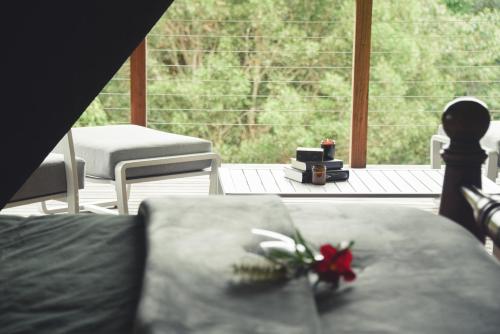 Mount Burrell的住宿－Silk Pavilions Glamping，卧室设有一张床和窗户,享有风景。
