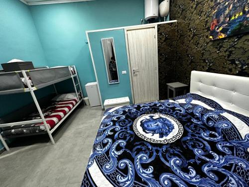 1 dormitorio con 1 cama con edredón azul y blanco en Hotel B&B Spaccanapoli, en Nápoles