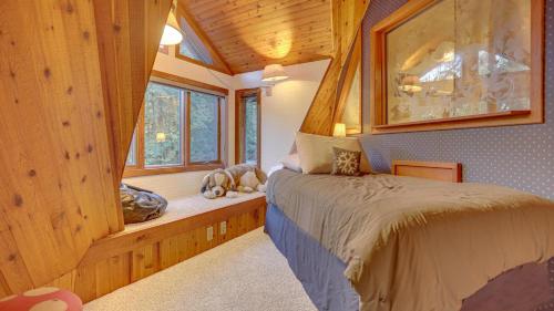 ein Schlafzimmer mit einem Bett in einem Baumhaus in der Unterkunft Cedar Creek Hideaway in Welches