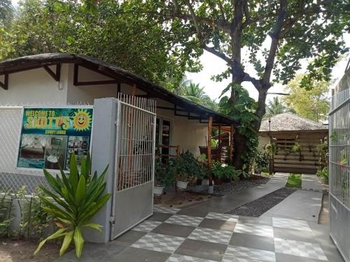 een gebouw met een poort ervoor bij Skott's Comfy Lodge in Bantayan